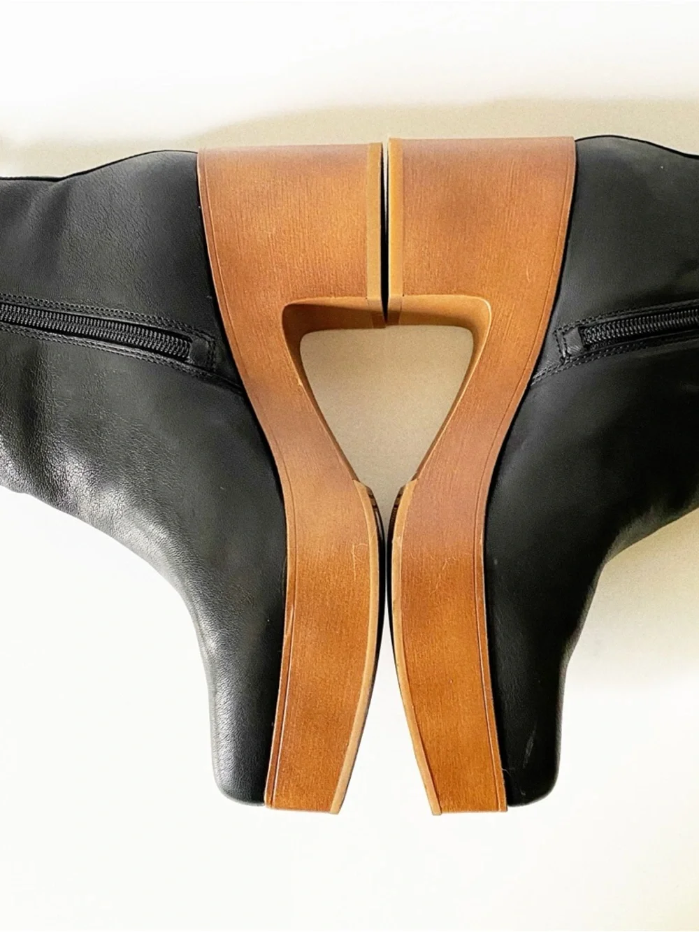 Vince Camuto Platform Leather Ankle Bootie Retro 70s Modern Chunky Heel